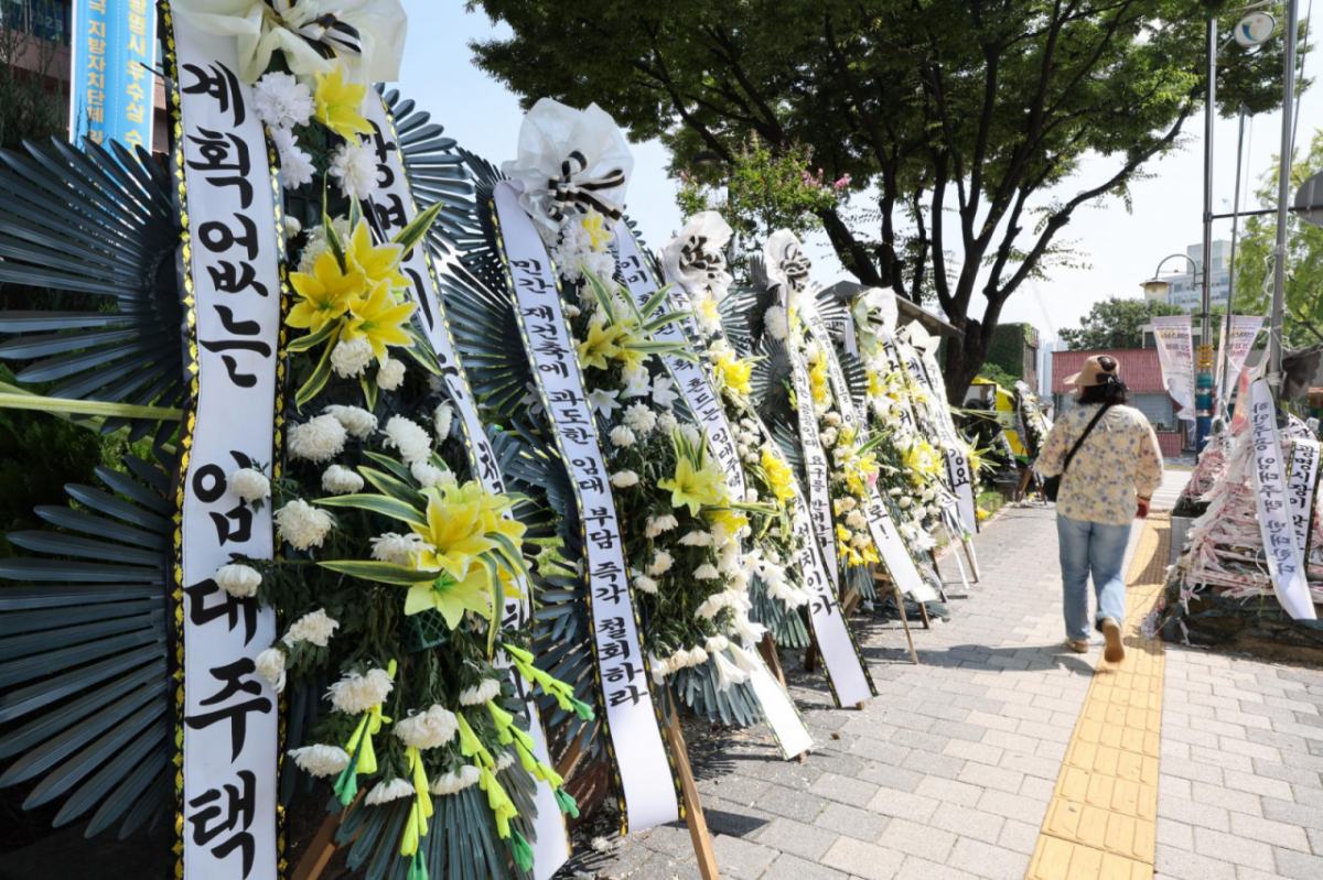 경기 광명시청 앞에 재건축 공공임대주택에 반대하는 근조화환이 놓여 있다. 광명시가 관내 재건축 조합과 추진위원회에 정비계획에 없던 공공임대주택 공급을 요구하면서 사업성 악화에 놓인 조합원과 시민들을 중심으로 반발이 거세지고 있다. /사진=뉴시스
