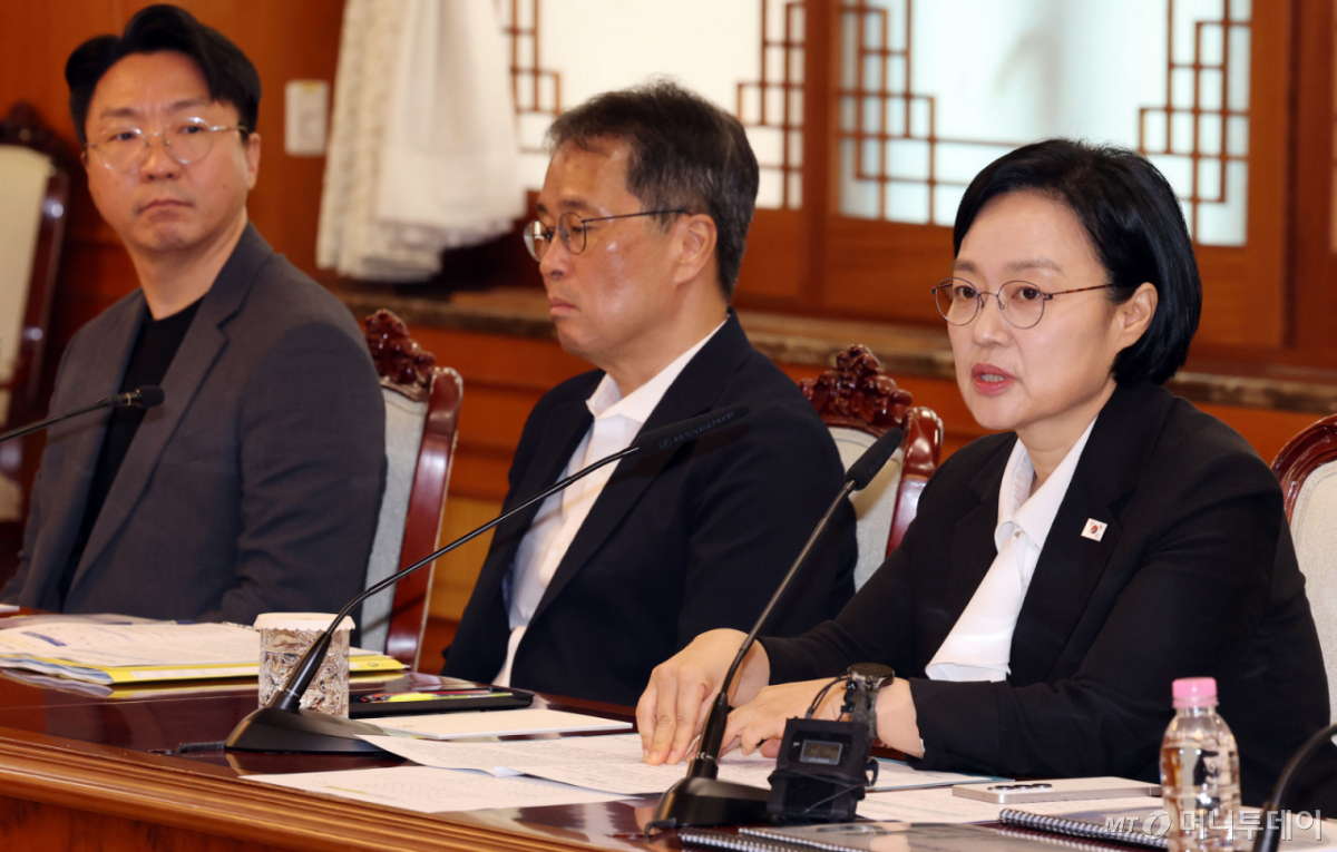 한성숙 국무총리가 27일 서울 정부종합청사에서 열린 공공누리집(인터넷홈페이지) UI/UX위원회 회의에서 모두 발언하고 있다. 이날 회의에서는 LH 청약 개선방향, 중요 온라인 공공서비스 UI/UX 개선추진방안에 대해 논의한다. /사진=뉴스1