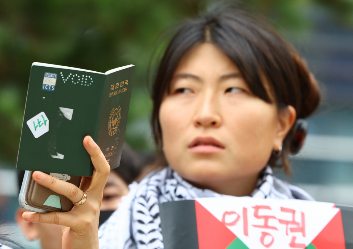 가자지구로 가던 구호선에 탑승했다가 이스라엘군에 나포된 후 풀려난 팔레스타인 해방을 위한 항해 한국본부 김아현(활동명 해초)씨의 여권 무효화 취소소송 첫 변론 기자회견에서 한 활동가가 김씨의 무효화된 여권을 들어보이고 있다. /사진=뉴시스