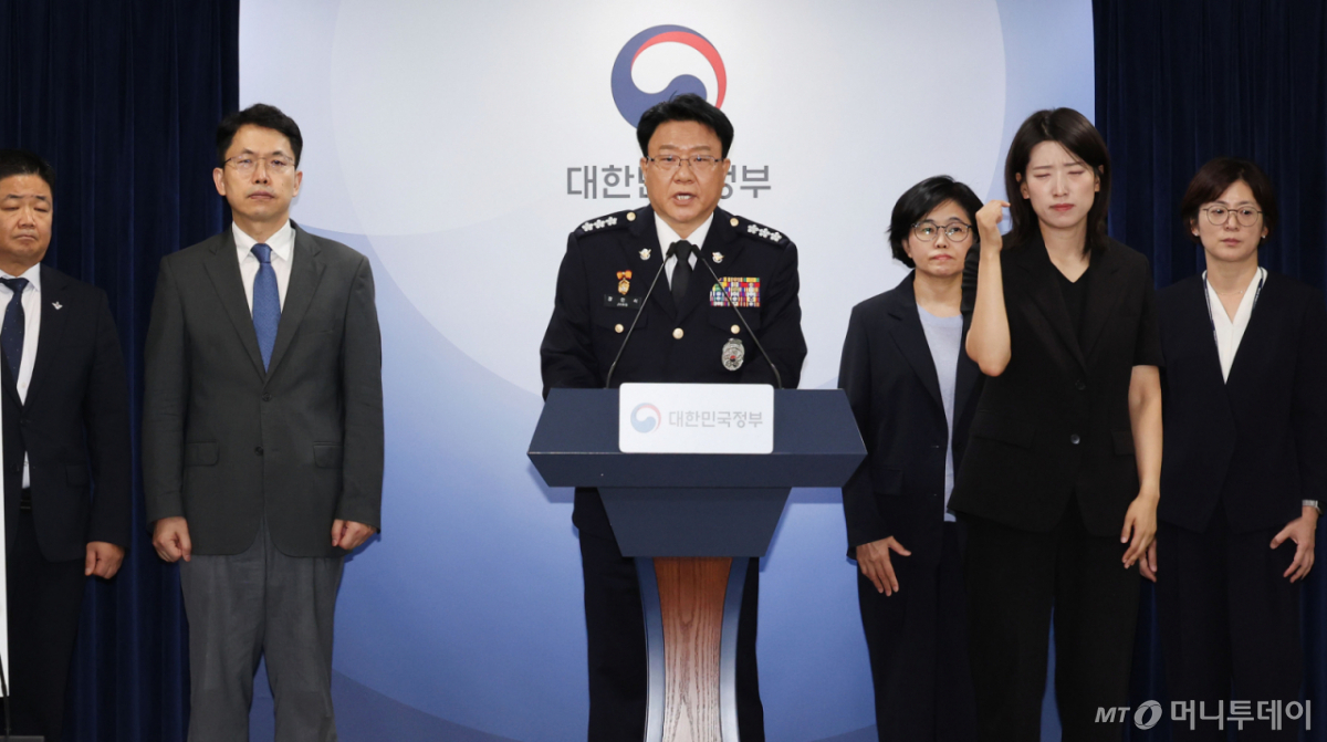 장인식 해양경찰청장 직무대행이 27일 서울 세종로 정부종합청사에서 '서해 북방한계선(NLL) 불법조업 외국어선 대응방안'을 발표하고 있다. /사진=뉴스1.