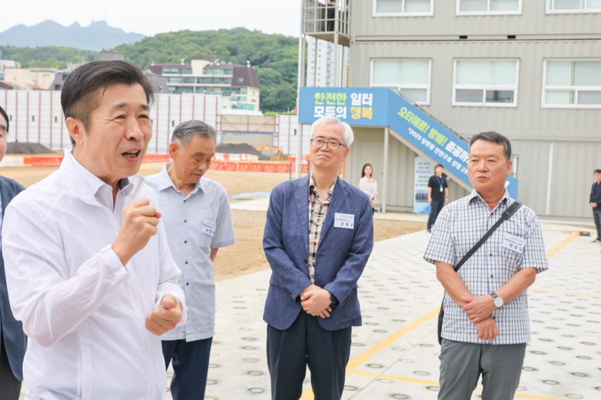 전성수 서초구청장이 지난 7월2일 '찾아가는 재건축 신속 지원단' 첫 현장으로 방배신동아아파트(오티에르 방배)를 찾아 현장을 점검하며 조합 관계자들과 현안에 대해 논의하고 있다./사진제공=서초구