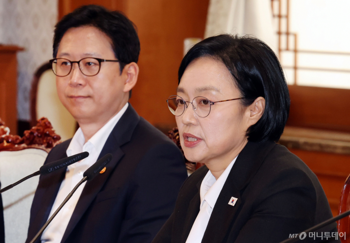 한성숙 국무총리가 27일 서울 세종로 정부종합청사에서 데이터관계장관회의를 주재하고 있다. 이날 회의에서 AI 고가치 공공데이터 TOP100 조기 개방 추진방안에 대해 논의 했다. 왼쪽은 배경훈 과학기술정보통신부 부총리./사진=뉴스1