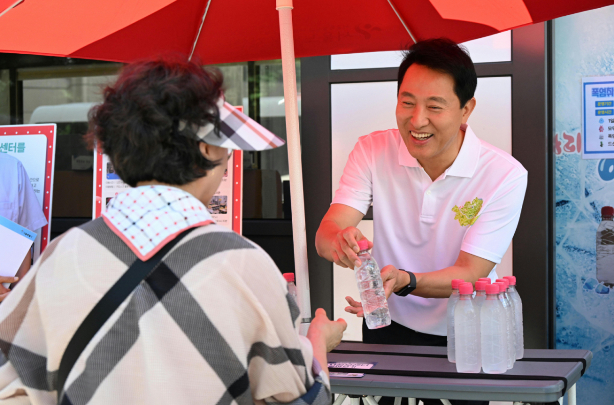 오세훈 서울시장이 지난달 29일 서울 종로구 탑골공원에서 어르신들에게 병물 아리수를 나눠주고 있다. /사진제공=서울시