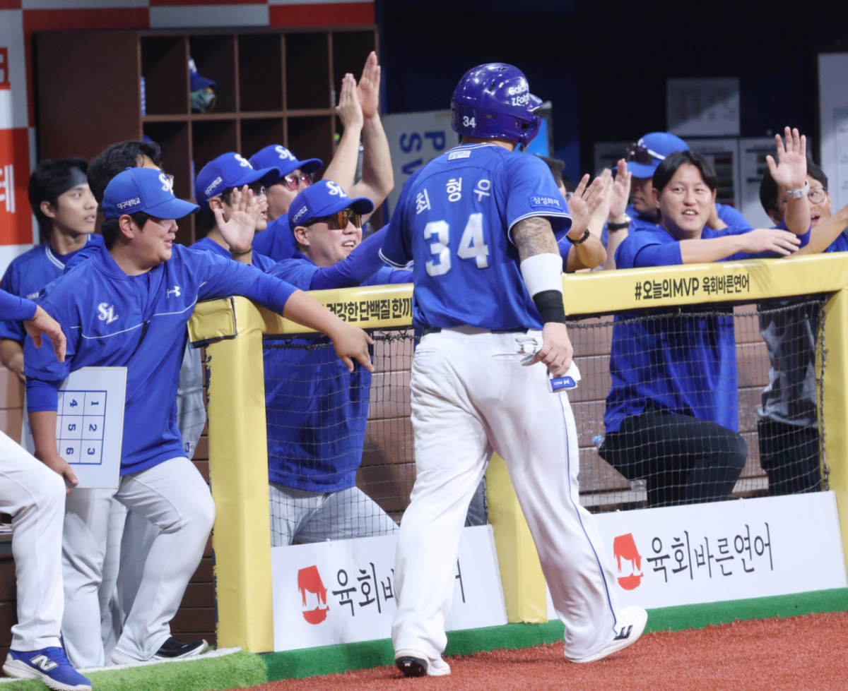 2026 신한 SOL KBO리그 키움 히어로즈 대 삼성 라이온즈 경기가 27일 서울 고척스카이돔에서 열렸다. 삼성 박진만이 감독이 8회초 디아즈의 2루타 때 득점한 최형우를 반갑게 맞이하고 있다. /사진=김진경 kim.jinkyung@