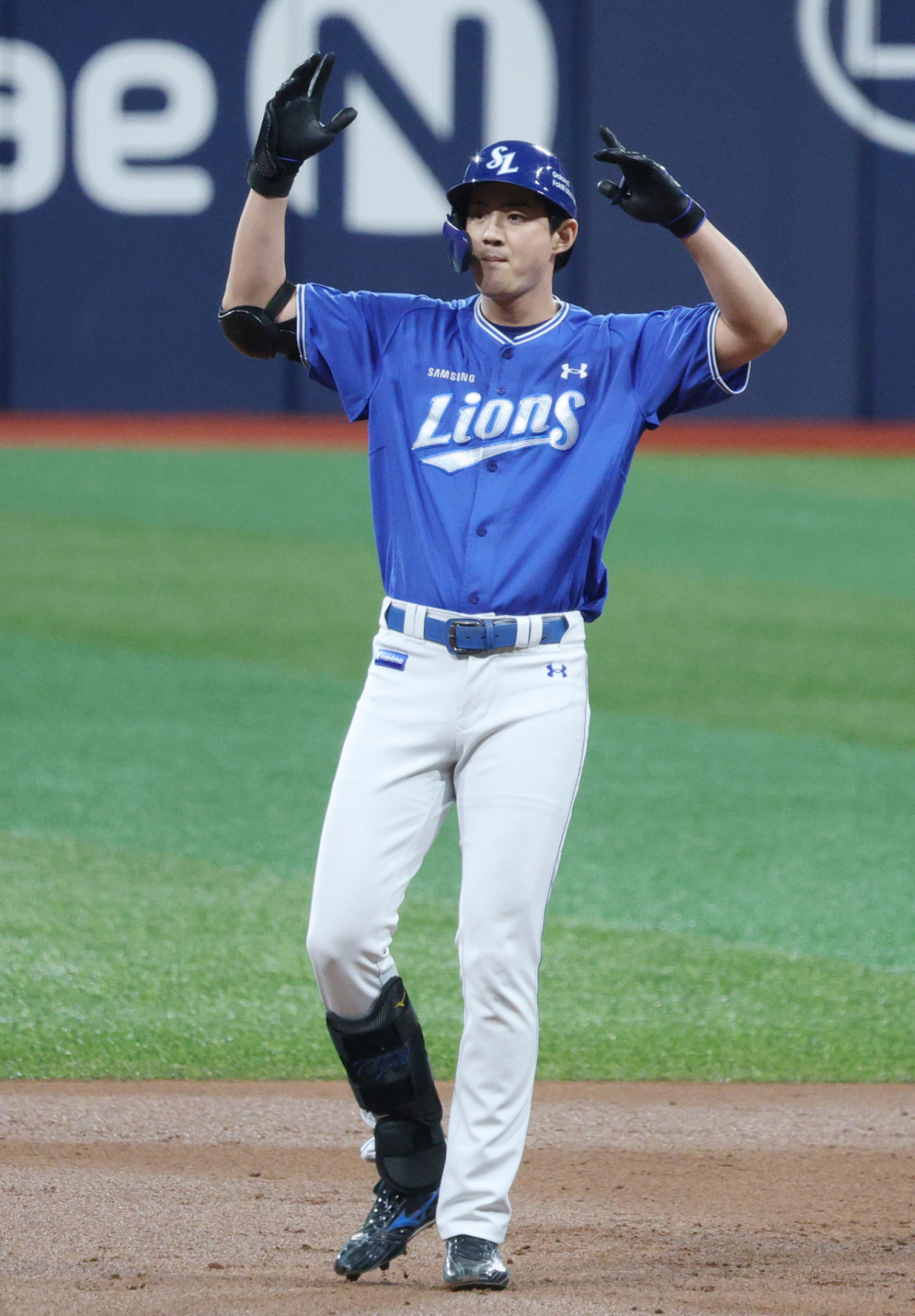 2026 신한 SOL KBO리그 키움 히어로즈 대 삼성 라이온즈 경기가 27일 서울 고척스카이돔에서 열렸다. 삼성 구자욱이 1회초 1사 1루에서 우월 2루타를 날리고 출루한 후 세리머니를 하고 있다. /사진=김진경 kim.jinkyung@