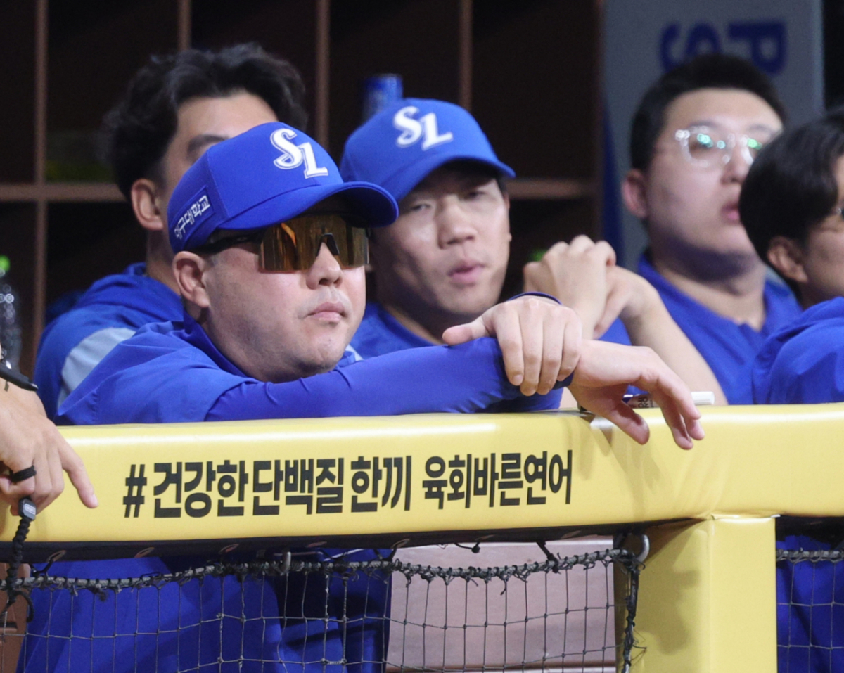 2026 신한 SOL KBO리그 키움 히어로즈 대 삼성 라이온즈 경기가 25일 서울 고척스카이돔에서 열렸다. 삼성 박진만 감독이 9회말 3-3 상황에서 키움 공격을 바라보고 있다. /사진=김진경 kim.jinkyung@