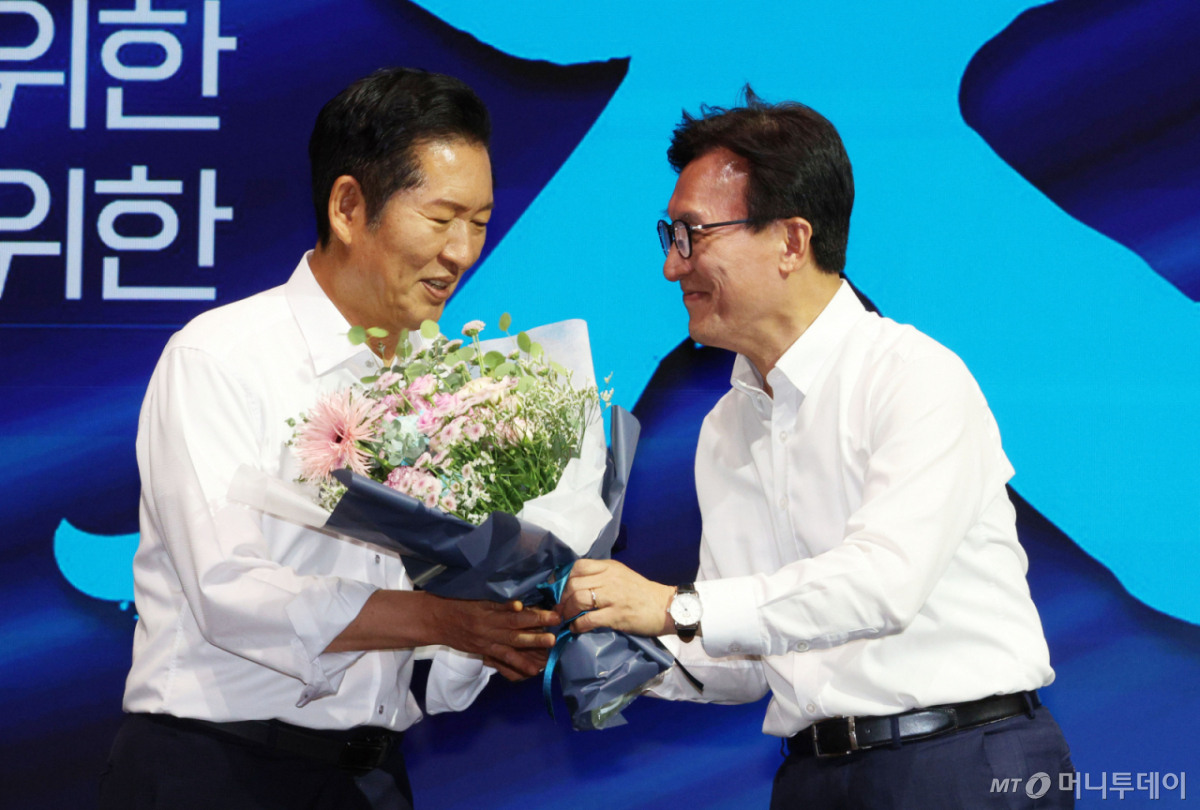  김민석 더불어민주당 대표가 27일 인천 인스파이어 호텔에서 열린 2026년 더불어민주당 정기국회 대비 국회의원 워크숍에서 정청래 전 대표에게 감사패를 전달하고 있다. /사진=뉴시스