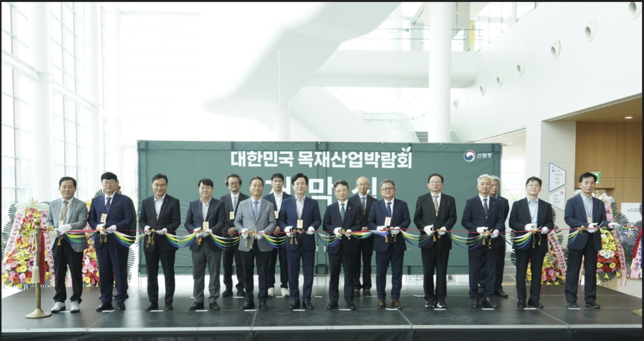 박은식 산림청장이(오른쪽 6번째)과 허태정 대전시장(왼쪽 6번째)이 27일 대전에서 열린 '2026 대한민국 목재산업박람회 개막식'에서 관계자들과 테이프커팅하고 있다. /사진제공=대전시