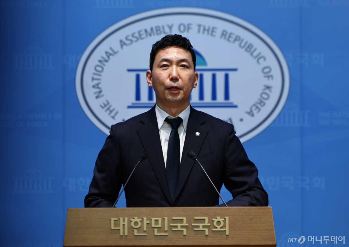 이정헌 더불어민주당 의원이 지난 3월 10일 서울 여의도 국회 소통관에서 기자회견을 하고 있다./사진=뉴시스