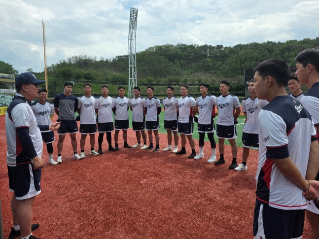 정윤진 한국 U-18 대표팀 감독이 27일 울산 문수야구장에서 울산 웨일즈와 연습경기를 앞두고 선수단에 이야기하고 있다. /사진=김동윤 기자