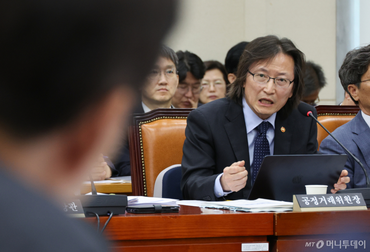 [서울=뉴시스] 최진석 기자 = 주병기 공정거래위원장이 28일 여의도 국회에서 열린 정무위원회 제2차 전체회의에서 의원들의 질의에 답하고 있다. 2026.07.28. myjs@newsis.com /사진=최진석