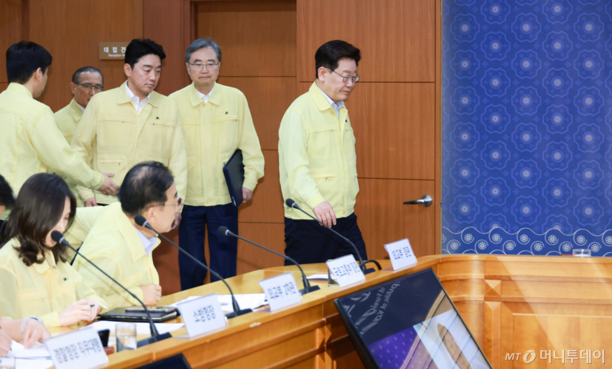 (서울=뉴스1) 이재명 기자 = 이재명 대통령이 27일 서울 종로구 외교부 청사에서 열린 네팔 홍수 대응 긴급회의에 입장하고 있다. (청와대통신사진기자단) 2026.8.27/뉴스1  Copyright © 뉴스1. All rights reserved. 무단 전재 및 재배포,  AI학습 이용 금지. /사진=(서울=뉴스1) 이재명 기자