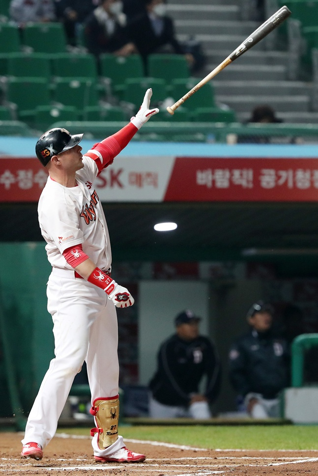 SK 와이번스 시절 홈런을 날리고 배트를 던지고 있는 로맥. /사진=SSG 랜더스 제공