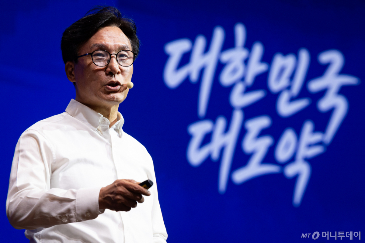 (인천=뉴스1) 유승관 기자 = 김민석 더불어민주당 대표가 27일 인천 영종구 인스파이어 엔터테인먼트 리조트에서 열린 2026년 정기국회 대비 국회의원 워크숍에서 인사말을 하고 있다. 2026.8.27/뉴스1 Copyright © 뉴스1. All rights reserved. 무단 전재 및 재배포, AI학습 이용 금지. /사진=(인천=뉴스1) 유승관 기자
