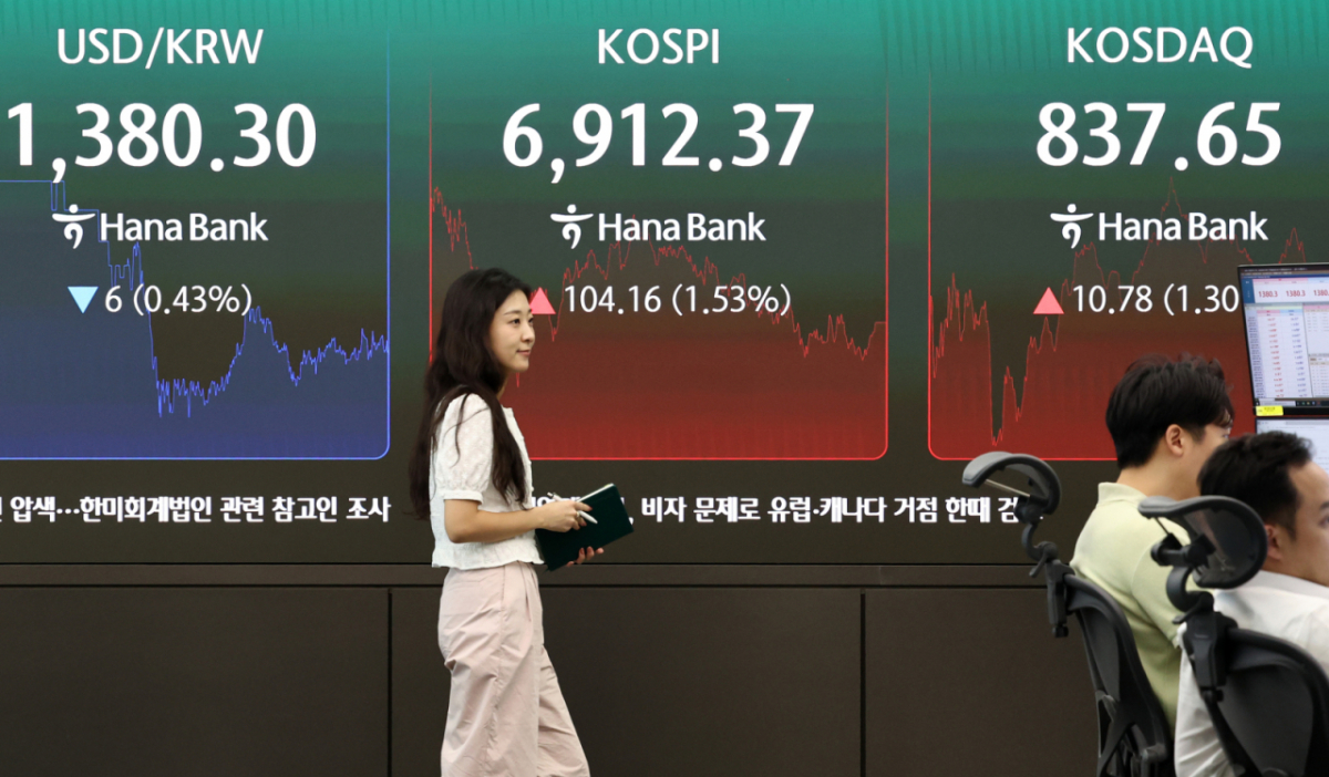 27일 오후 서울 중구 하나은행 본점 딜링룸 전광판에 코스피 종가가 표시되어 있다. 이날 코스피는 전 거래일 대비 1.53% 상승한 6,912.37, 코스닥은 1.30% 오른 837.65에 마감했다. 2026.8.27/뉴스1