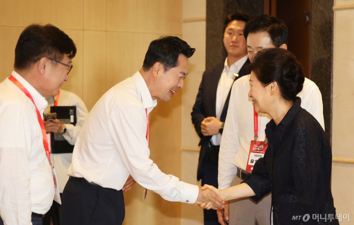 [서울=뉴시스] 최진석 기자 = 박근혜 전 대통령이 27일 경기 고양시 장항동 소노캄 고양에서 열린 2026 국민의힘 국회의원 연찬회장에 도착해 장동혁 국민의힘 대표와 악수하고 있다. (공동취재) 2026.08.27. photo@newsis.com /사진=