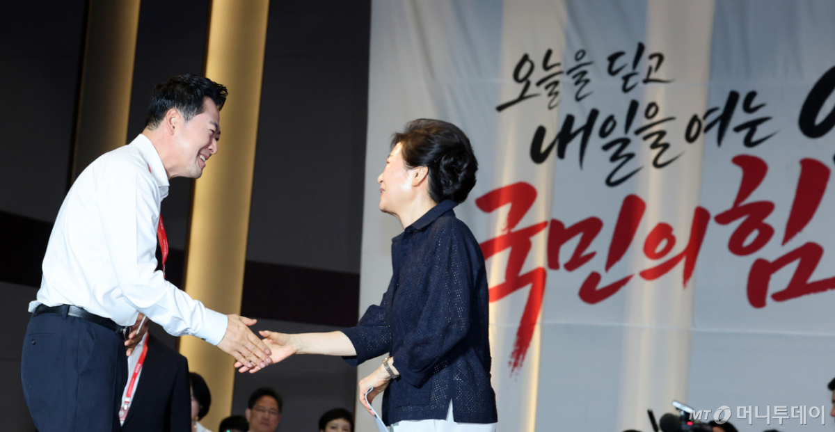 (고양=뉴스1) 황기선 기자 = 박근혜 전 대통령이 27일 경기도 고양시 장항동 소노캄 고양에서 열린 2026 국민의힘 국회의원 연찬회에 참석해 장동혁 대표와 악수하고 있다. (공동취재) 2026.8.27/뉴스1 Copyright © 뉴스1. All rights reserved. 무단 전재 및 재배포, AI학습 이용 금지. /사진=(고양=뉴스1) 황기선 기자