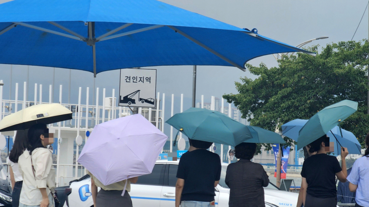 금요일인 28일 전국에 비가 내리겠다. 습도가 높은 가운데 낮 최고기온이 31도까지 올라 후텁지근한 날씨가 이어지겠다. /사진=뉴스1