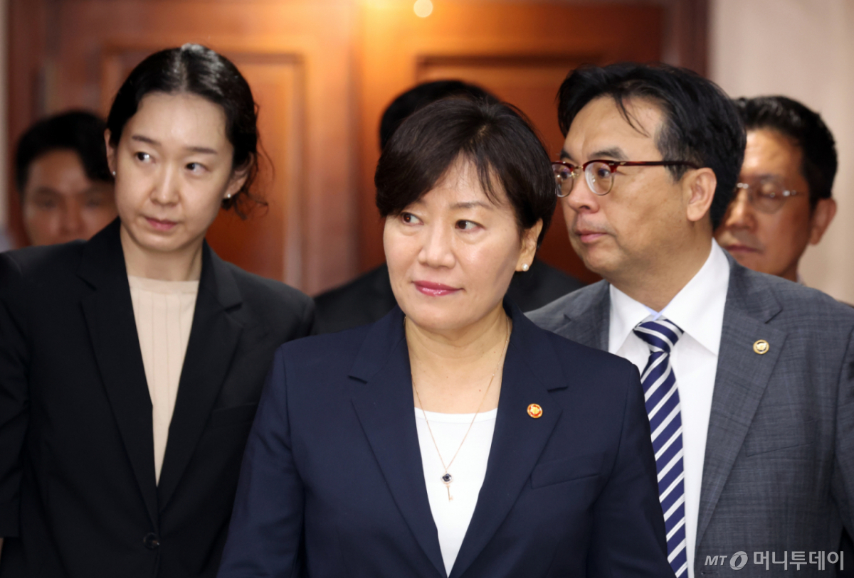 (서울=뉴스1) 김명섭 기자 = 송미령 농립축산식품부 장관이 27일 서울 종로구 세종대로 정부서울청사에서 열린 제273차 대외경제장관회의에 참석하고 있다. 이날 참석자들은 CPTPP 가입 관련 향후 대응방향 등을 논의했다.  2026.8.27/뉴스1  Copyright © 뉴스1. All rights reserved. 무단 전재 및 재배포,  AI학습 이용 금지. /사진=(서울=뉴스1) 김명섭 기자