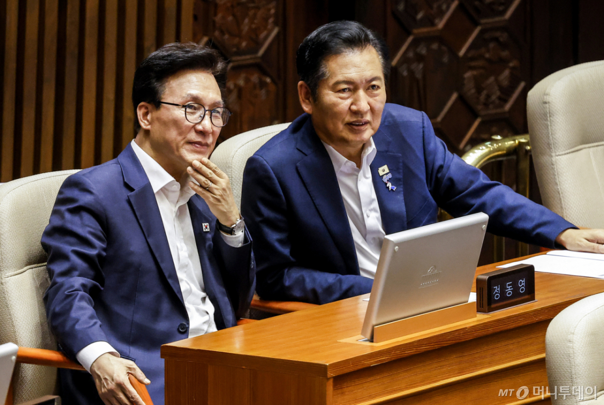 [서울=뉴시스] 정병혁 기자 = 김민석 더불어민주당 대표와 정청래 의원이 26일 서울 여의도 국회에서 열린 제438회국회(임시회) 2차 본회의에서 대화를 나누고 있다. 2026.08.26. jhope@newsis.com /사진=정병혁
