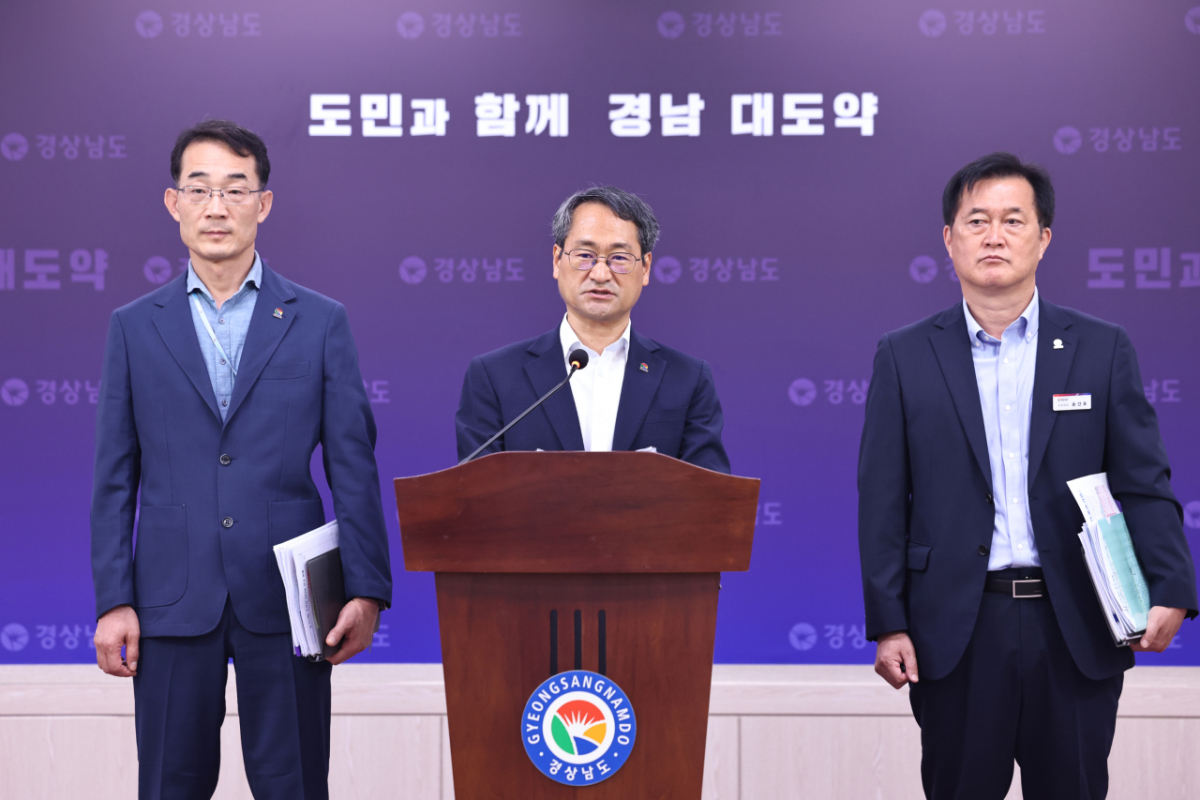 박일웅 경남도 행정부지사(가운데)가 9개 도로사업 일괄예타 통과에 대해 설명하고 있다./사진제공=경남도