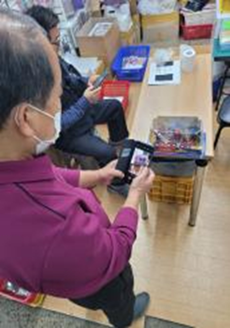 양승우 남도마켓 대표는 투자자에게 "왜 사업을 하느냐"는 질문을 받을 때마다 이 사진을 보여준다고 한다. 코로나19 팬데믹 시기 일일이 완구 사진을 찍어 문자로 손님들에게 보내주던 60대 상인에게 가장 큰 힘이 되어준 건 모든 과정을 온라인에서 가능케 해준 'ND마켓'이었다. /사진=양승우 남도마켓 대표