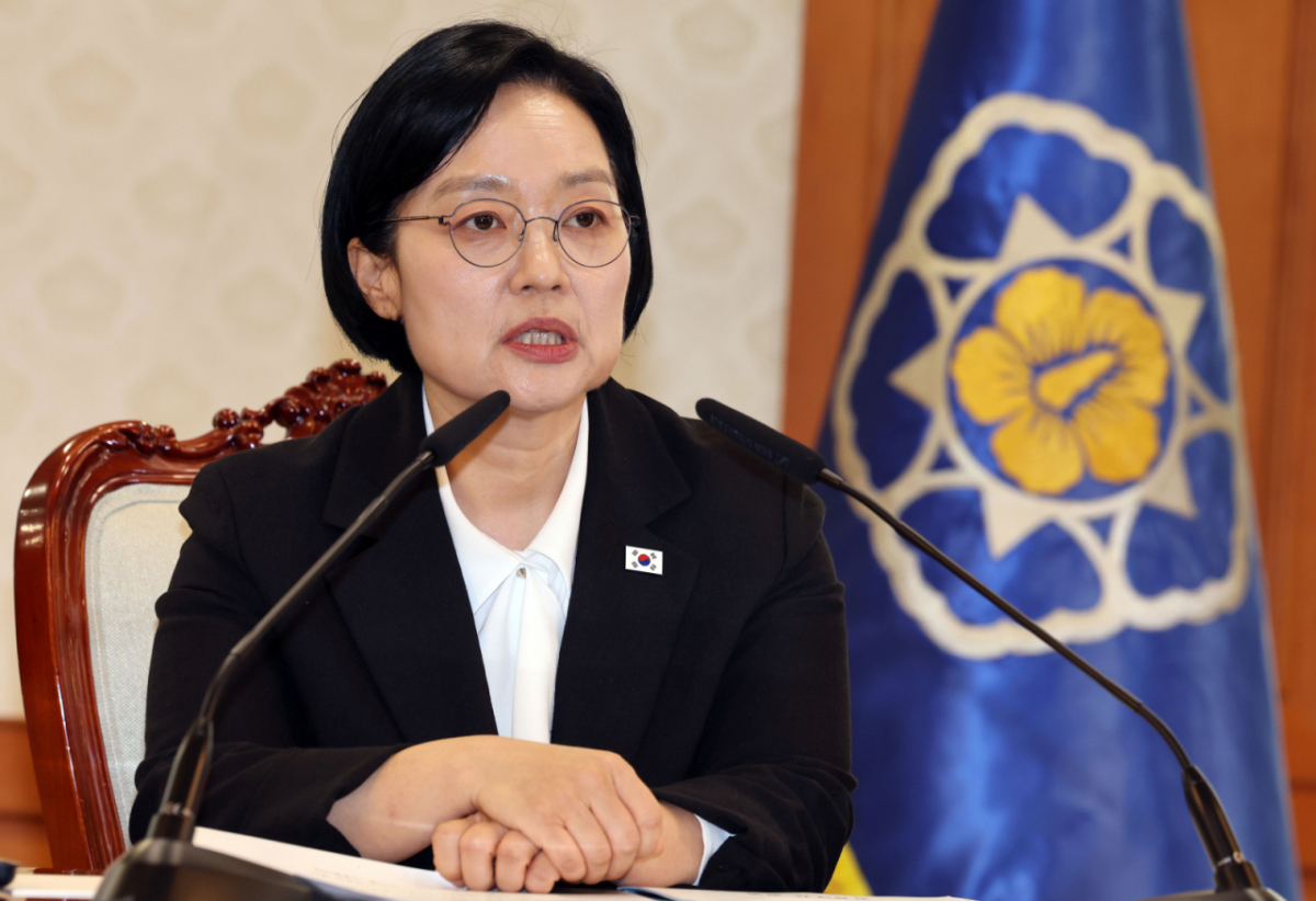 한성숙 국무총리가 27일 서울 세종로 정부종합청사에서 데이터관계장관회의를 주재하고 있다. 이날 회의에서 AI 고가치 공공데이터 TOP100 조기 개방 추진방안에 대해 논의 했다. /사진=뉴스1