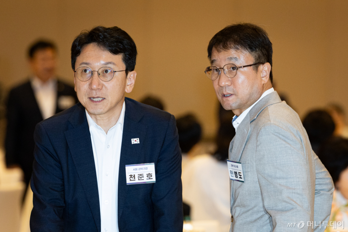 (인천=뉴스1) 유승관 기자 = 한병도 더불어민주당 원내대표와 천준호 원내운영수석부대표가 27일 인천 영종구 인스파이어 엔터테인먼트 리조트에서 열린 2026년 정기국회 대비 국회의원 워크숍에서 대화하고 있다. 2026.8.27/뉴스1 Copyright © 뉴스1. All rights reserved. 무단 전재 및 재배포, AI학습 이용 금지. /사진=(인천=뉴스1) 유승관 기자