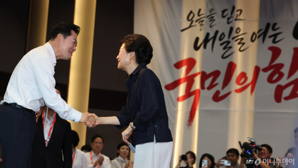 (고양=뉴스1) 황기선 기자 = 박근혜 전 대통령이 27일 경기도 고양시 장항동 소노캄 고양에서 열린 2026 국민의힘 국회의원 연찬회에서 장동혁 대표와 악수하며 대화하고 있다. (공동취재) 2026.8.27/뉴스1 Copyright © 뉴스1. All rights reserved. 무단 전재 및 재배포, AI학습 이용 금지. /사진=(고양=뉴스1) 황기선 기자
