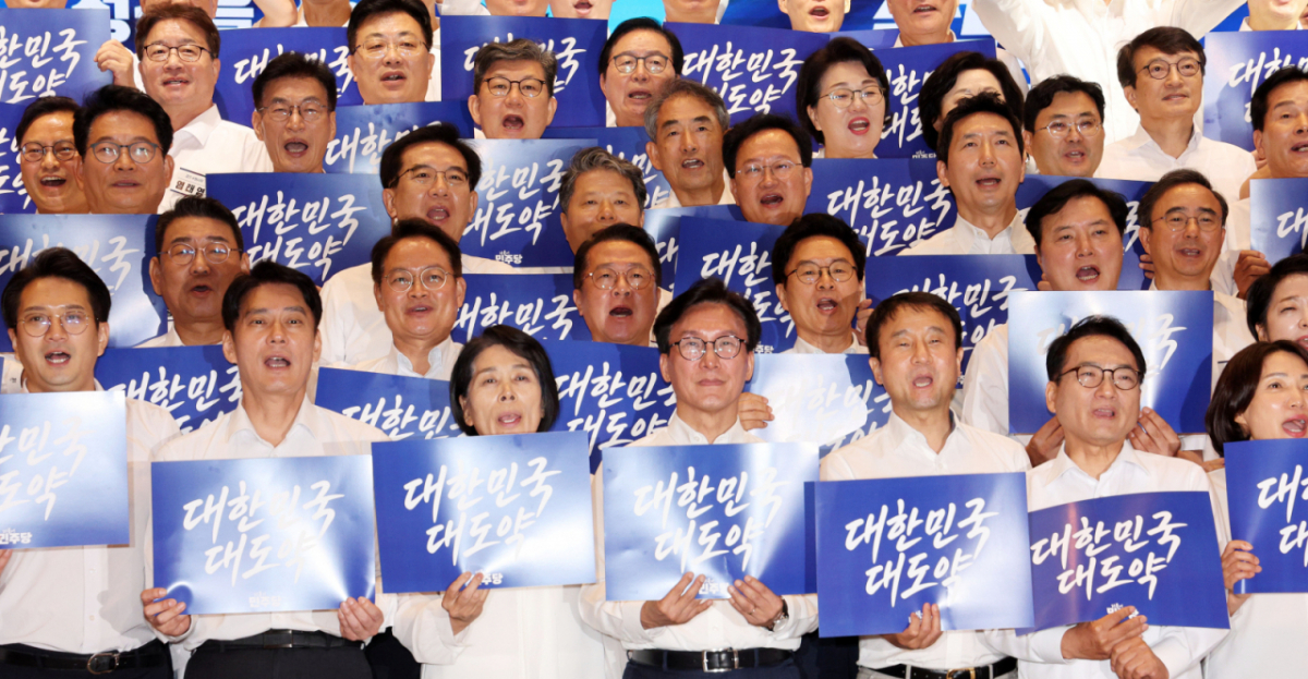 김민석 더불어민주당 대표, 한병도 원내대표 등 참석 의원들이 27일 인천 인스파이어 호텔에서 열린 2026년 더불어민주당 정기국회 대비 국회의원 워크숍에서 기념촬영을 하고 있다. /사진=뉴시스