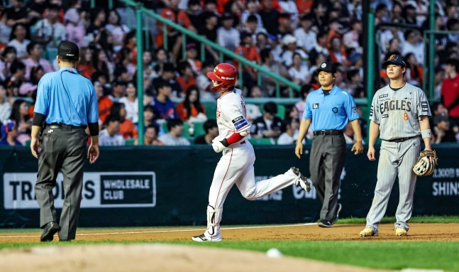 SSG 랜더스 안상현이 27일 인천 SSG랜더스필드에서 열린 한화 이글스와 2026 신한 SOL KBO리그 홈경기에서 2회말 투런 홈런을 날리고 있다. /사진=SSG 랜더스 제공