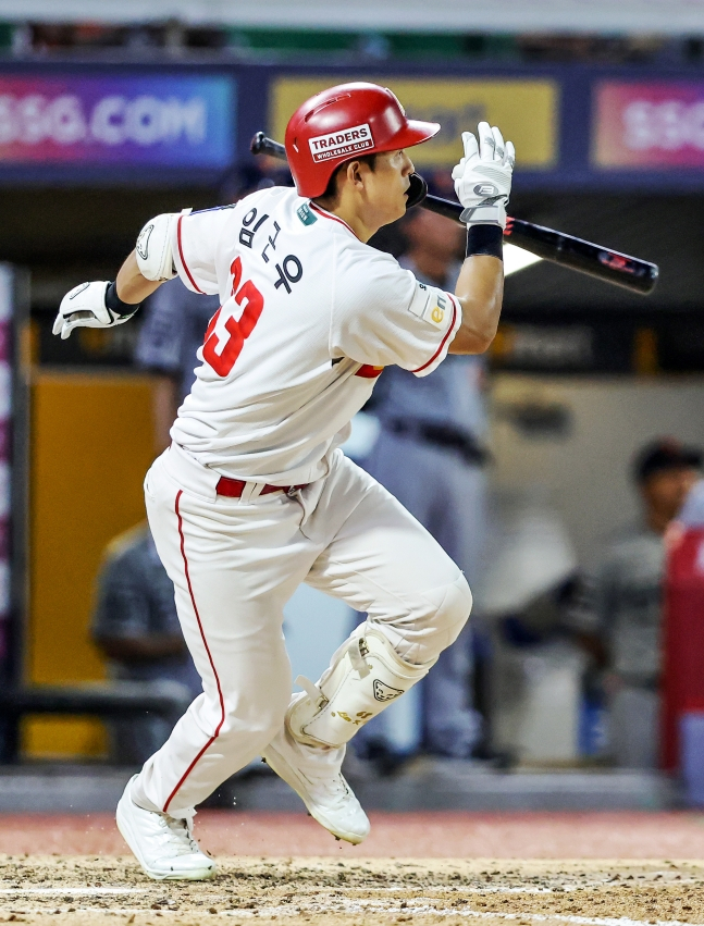 SSG 랜더스 임근우가 27일 인천 SSG랜더스필드에서 열린 한화 이글스와 2026 신한 SOL KBO리그 홈경기에서 5회말 역전 적시타를 날리고 있다. /사진=SSG 랜더스 제공