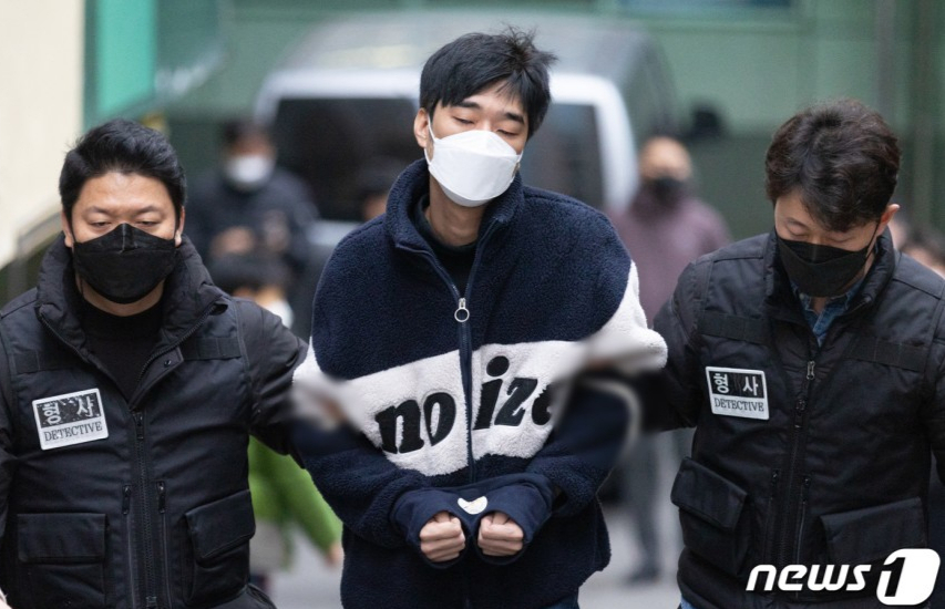 2021년 스토킹 신변보호를 받던 전 여자친구를 살해한 피의자 김병찬이 검찰 송치를 위해 이동하는 모습. /사진=뉴스1