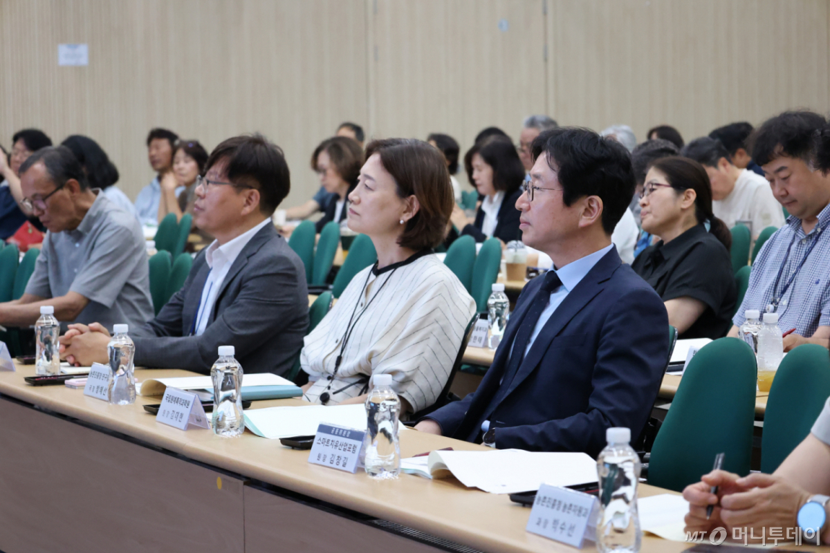 김대현 국립원예특작과학원장이 ‘2026 치유농업 기술 설명회&치유농업포럼’에 참석해 치유농업 기술의 현장 확산과 산업화 방안에 대한 발표를 경청하고 있다. /사진=원예원