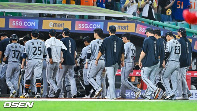 한화 이글스 선수들이 27일 인천 SSG랜더스필드에서 열린 SSG 랜더스와 2026 신한 SOL KBO리그 방문경기에서 6-13으로 대패한 뒤 고개를 숙이고 더그아웃으로 향하고 있다.