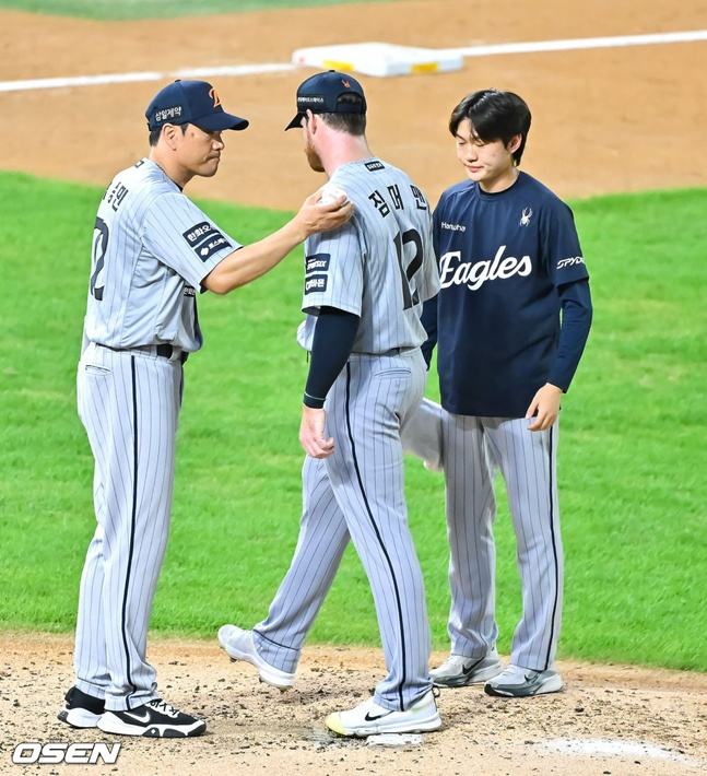 한화 이글스 외국인 투수 브루스 짐머맨(가운데)이 27일 인천 SSG랜더스필드에서 열린 SSG 랜더스와 2026 신한 SOL KBO리그 방문경기에 선발 등판해 3회를 채우지 못하고 강판되고 있다.