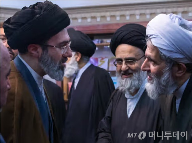 이란 보안 기관에서 무자비한 시위 진압으로 악명을 떨치다 4년 전 축출됐던 호세인 타에브(63)가 사회를 감시하고 충성파를 동원하며 반대 의견을 억압하는 준군사 조직 바시즈 민병대 사령관으로 복귀한 것은 과거 대규모 불안 사태를 촉발했던 경제 제재 강화 속 이란 리알화 통화 가치 폭락과 연료 부족 심화와 같은 취약점들 속에서 이란의 새 최고 지도자 모즈타바 하메네이가 타에브의 바시즈 민병대를 이용해 대중 저항을 진압하고 이란에 대한 통제권을 강화하려는 의도라고 와이넷뉴스닷컴이 26일 보도했다. 사진은 타에브(오른쪽)가 모즈타바(왼쪽)와 함께 있는 모습. /사진=뉴시스