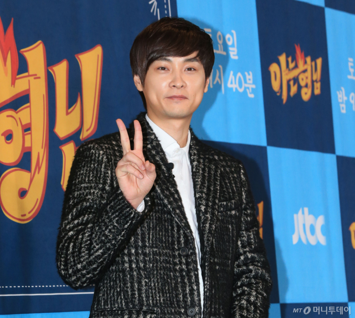 가수 민경훈이 11년 만에 JTBC 예능 프로그램 '아는 형님'에서 하차한다. 사진은 민경훈이 JTBC 예능프로그램 '아는 형님' 제작발표회에서 포즈를 취하고 있는 모습. /사진=이기범 기자 leekb@