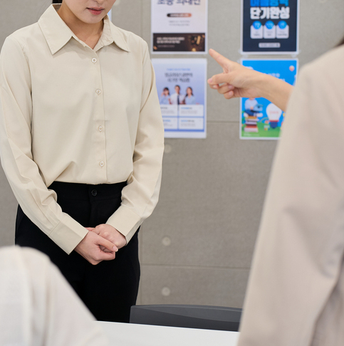 일본 정부가 같은 요구를 집요하게 반복하면 전화를 끊고, 장시간 학교에 머물 경우 퇴실을 요구하는 등 학부모의 부당한 요구와 폭언으로부터 교직원을 보호하기 위한 대응책을 내놨다. 사진은 기사와 무관함. /사진=게티이미지뱅크