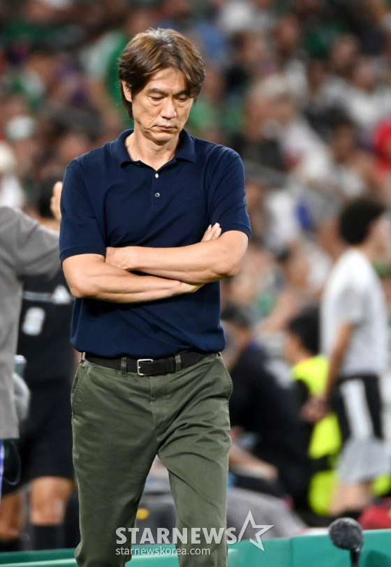 2026 북중미월드컵 A조 3차예선 남아프리카공화국과 경기 당시 홍명보 전 감독이 손흥민을 후반전 교체출전시킨후 그라운드를 응시하고 있다. /사진=김진경 대기자