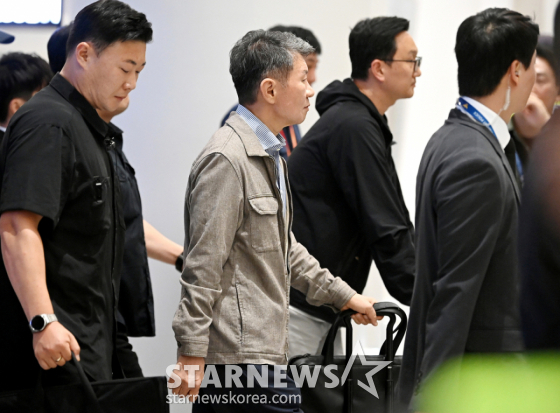 축구대표팀 홍명보 전 감독이 전격 사퇴한 후 선수단과 함께 귀국한 가운데 정몽규 전 대한축구협회장도 지난 6월 30일 오전 인천공항 제2청사를 빠져나가고 있다. /사진=강영조 선임기자