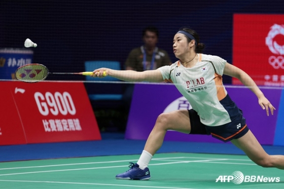 안세영이 지난해 9월 중국 광둥성 선전 아레나에서 열린 2025 세계배드민턴연맹(BWF) 월드 투어 슈퍼 750 중국 마스터스 여자단식 결승에서 한웨의 공격을 받아치고 있다.   /AFPBBNews=뉴스1