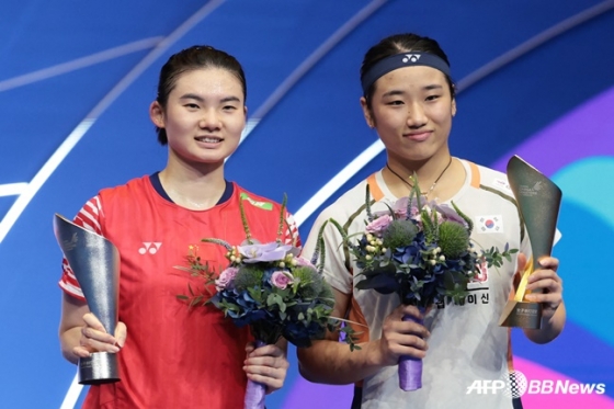 안세영(오른쪽)이 지난해 9월 중국 광둥성 선전 아레나에서 열린 2025 세계배드민턴연맹(BWF) 월드 투어 슈퍼 750 중국 마스터스 여자단식 결승에서 이긴 뒤 한웨와 기념사진을 찍고 있다.  /AFPBBNews=뉴스1