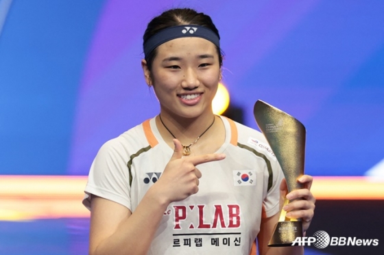 안세영이 지난해 9월 중국 광둥성 선전 아레나에서 열린 2025 세계배드민턴연맹(BWF) 월드 투어 슈퍼 750 중국 마스터스 여자단식 결승에서 우승을 차지한 뒤 트로피를 들어보이고 있다. /AFPBBNews=뉴스1