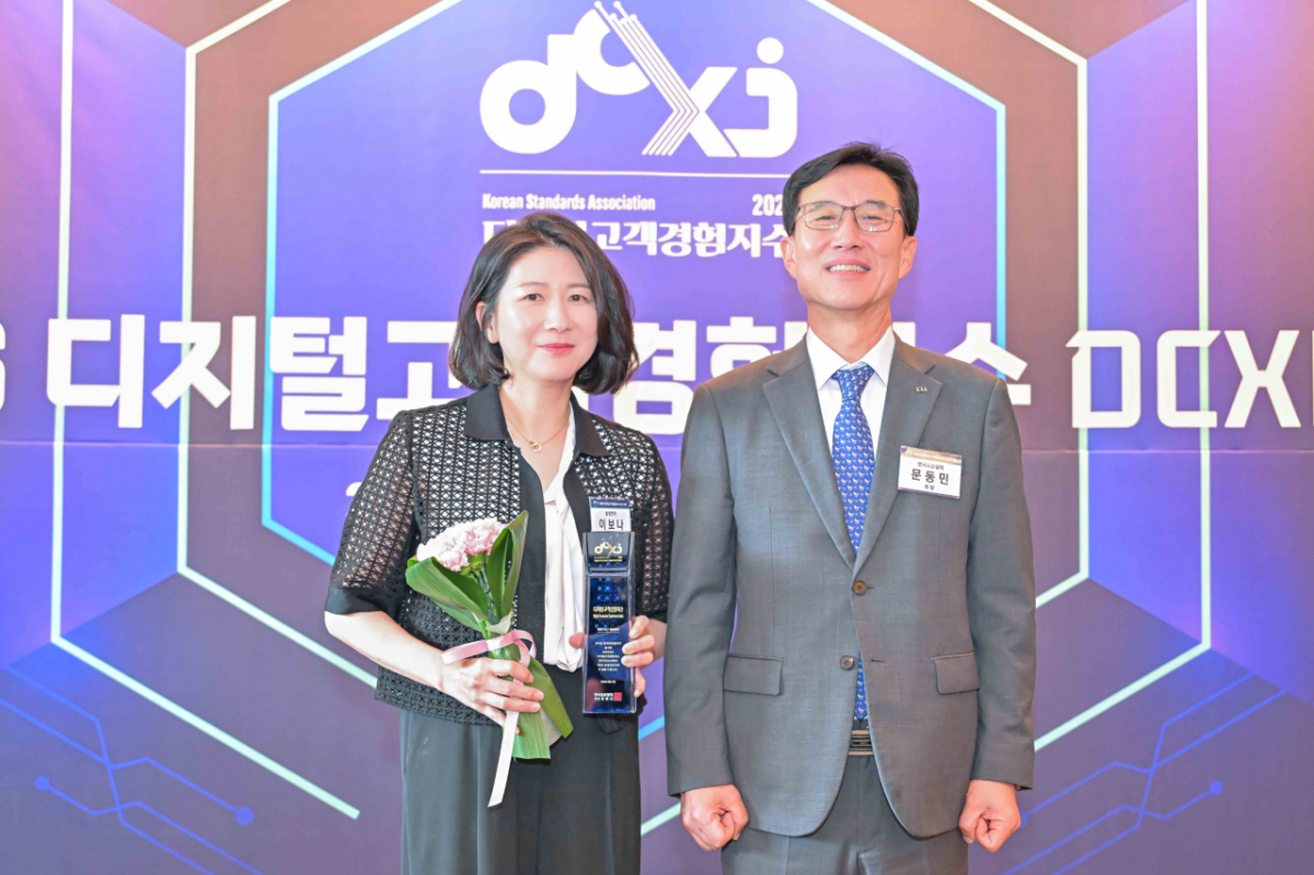 지난 27일 서울 중구 서울신라호텔에서 진행된 '디지털고객경험지수' 인증 수여식에서 이보나 삼성전자 상무(왼쪽)와 문동민 한국표준협회 회장이 기념 촬영을 하고 있다./사진제공=삼성전자