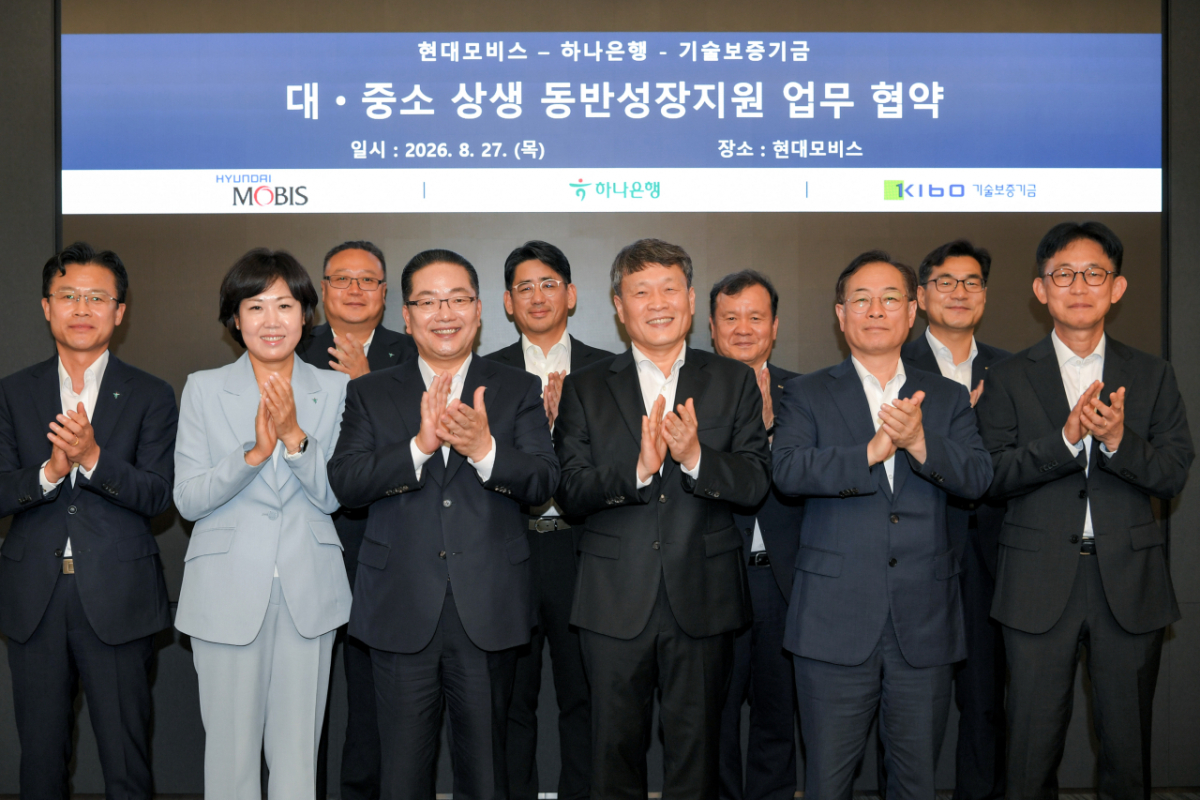 현대모비스와 하나은행, 기술보증기금이 지난 27일 서울 역삼동 현대모비스 본사에서 협력사 금융지원을 위한 상생보증 업무협약을(MOU)를 체결했다. 앞줄 오른쪽 두번째부터 권형택 기술보증기금 이사장, 이규석 현대모비스 대표이사, 이호성 하나은행장./사진= 현대모비스 제공