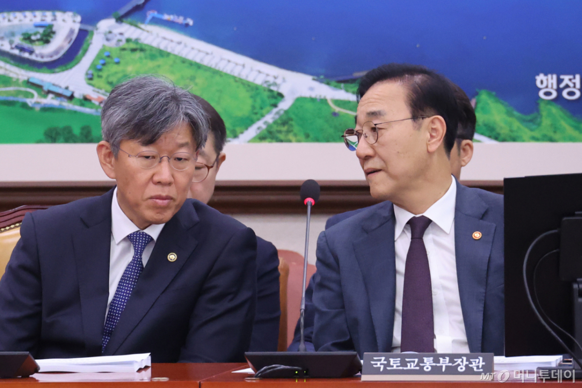 (서울=뉴스1) 신웅수 기자 = 김윤덕 국토교통부 장관과 김이탁 1차관이 21일 서울 여의도 국회에서 열린 국토교통위원회 전체회의에서 대화하고 있다. 2026.8.21/뉴스1 Copyright © 뉴스1. All rights reserved. 무단 전재 및 재배포, AI학습 이용 금지. /사진=(서울=뉴스1) 신웅수 기자
