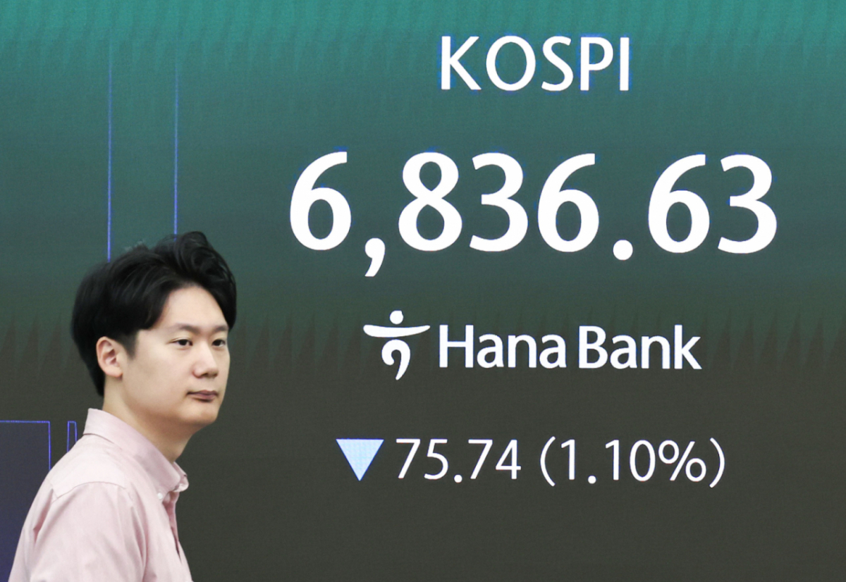 (서울=뉴스1) 이종수 기자 = 28일 오전 서울 중구 하나은행 딜링룸 전광판에 코스피 지수 등 시황이 표시되고 있다. 이날 코스피는 전 거래일(6912.37) 대비 0.95%(65.83포인트) 내린 6846.54로 하락 출발했다. 2026.8.28/뉴스1 Copyright © 뉴스1. All rights reserved. 무단 전재 및 재배포, AI학습 이용 금지. /사진=(서울=뉴스1) 이종수 기자