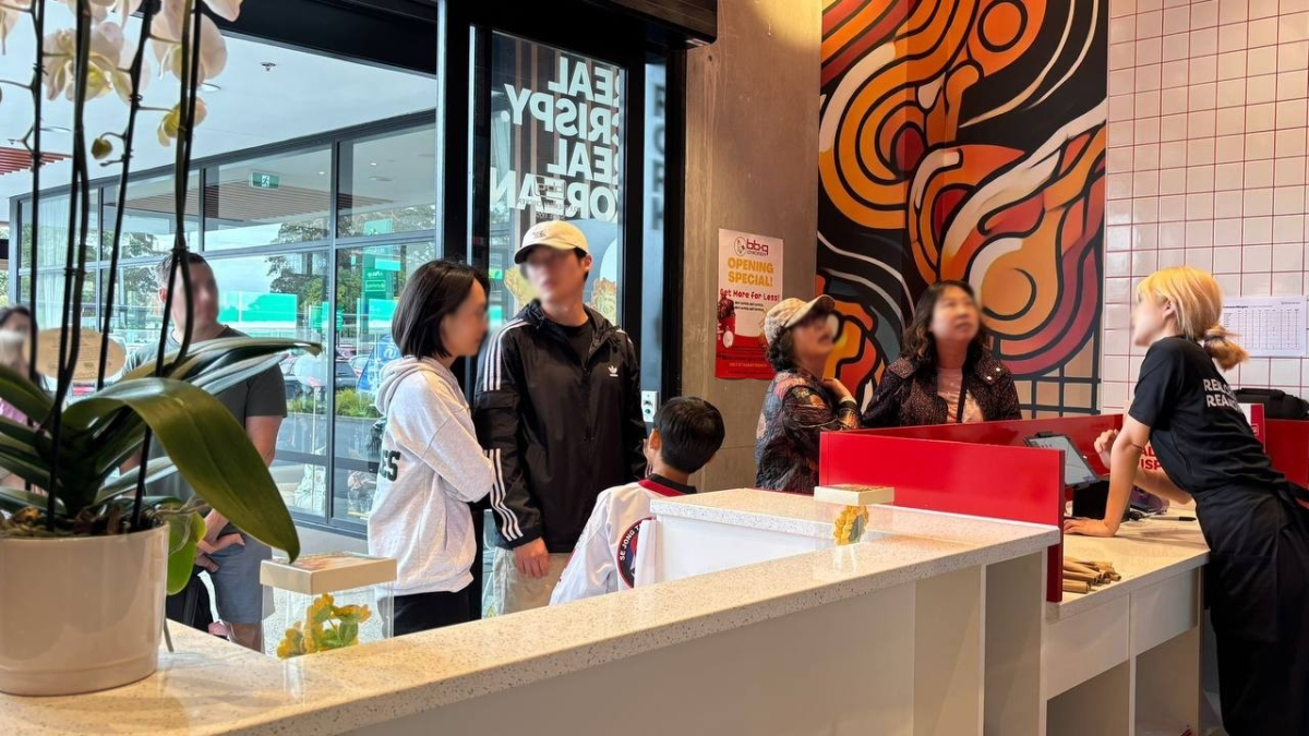 뉴질랜드 'BBQ 알바니(Albany)점'을 방문한 현지인과 관광객들이 BBQ 치킨을 주문하는 모습.