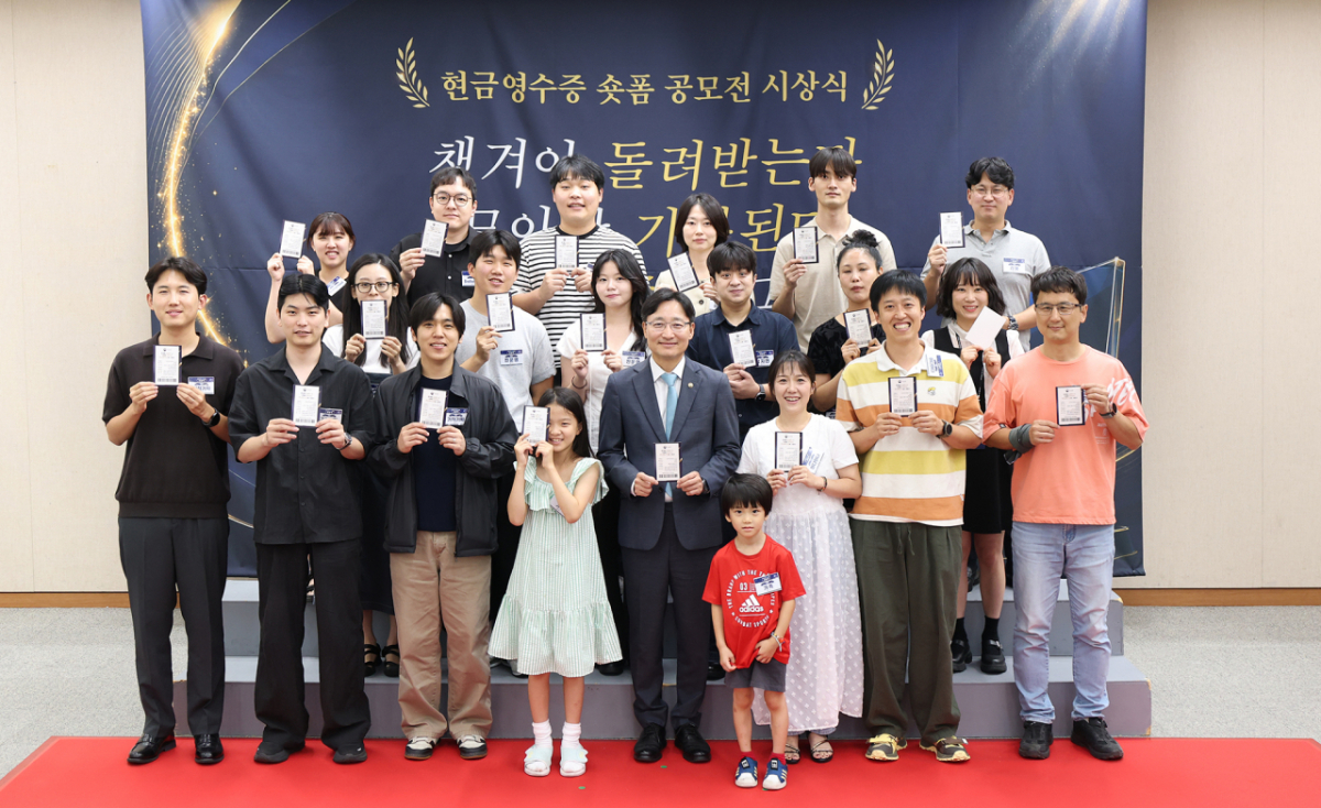 수상자들과 기념 촬영을 하는 임광현 국세청장./사진=국세청 제공.
